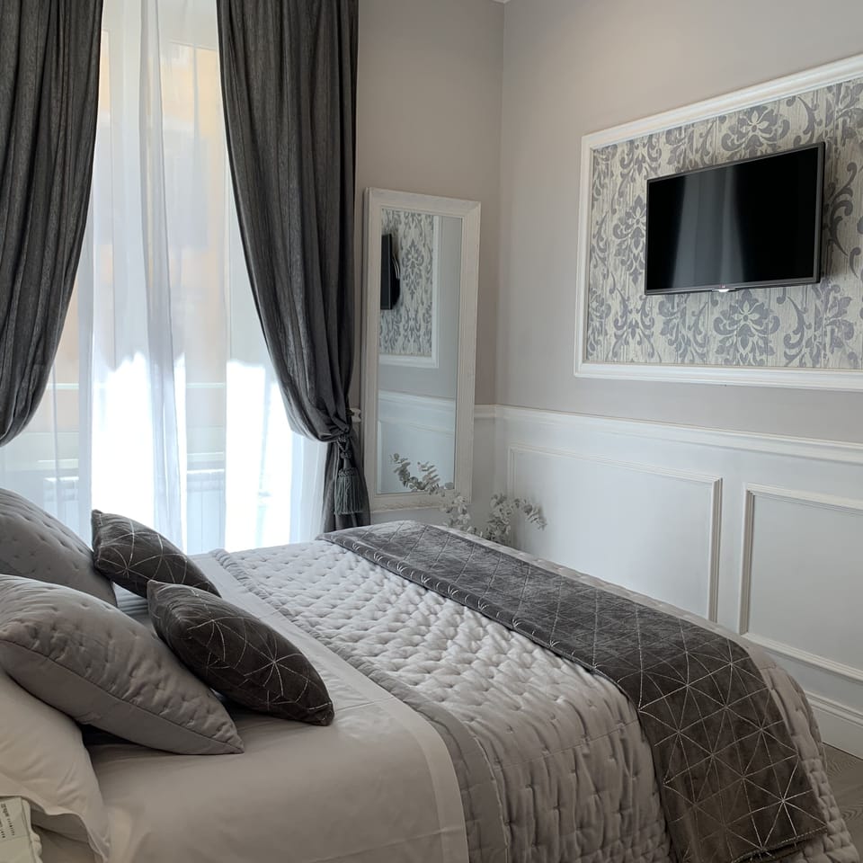 Superior Room | Minibar, in-room safe, desk, soundproofing