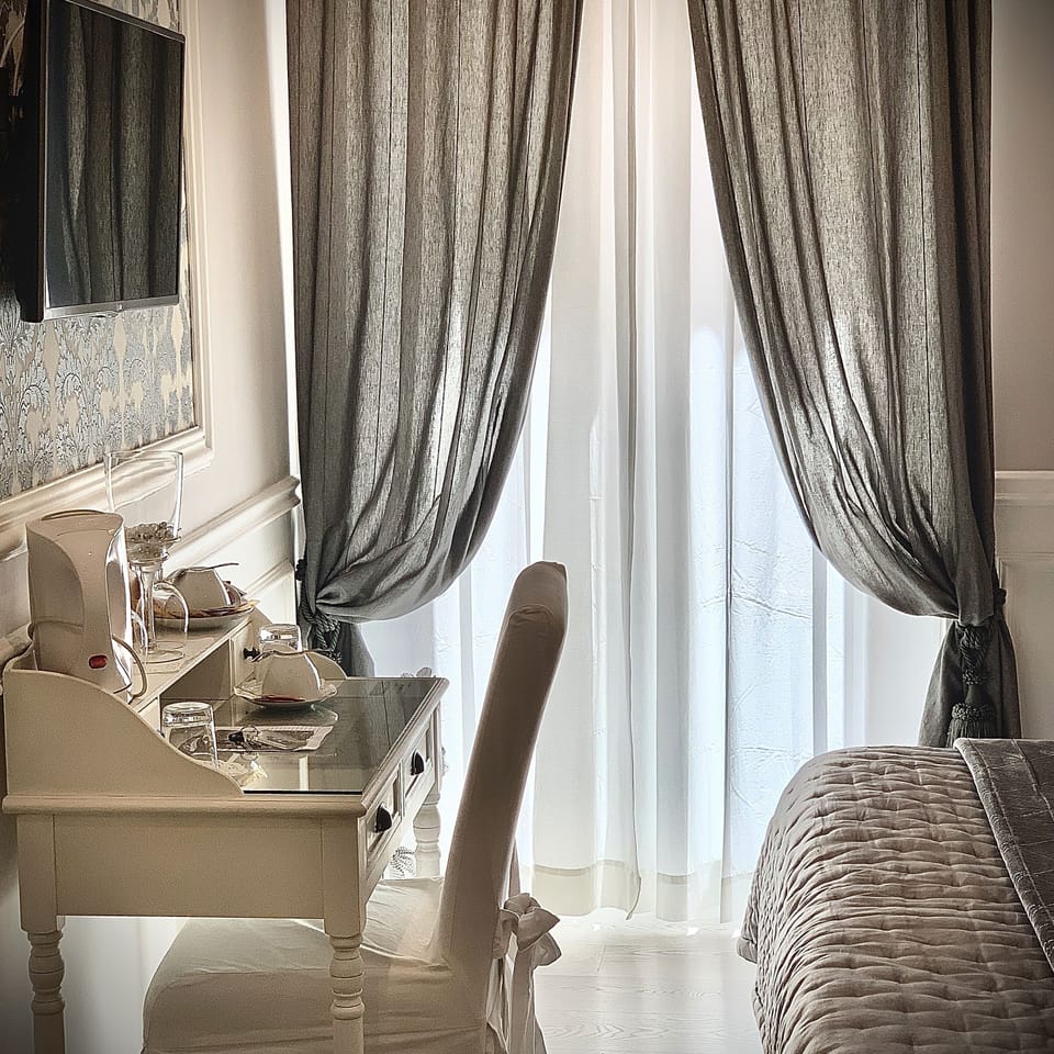 Deluxe Room | Minibar, in-room safe, desk, soundproofing