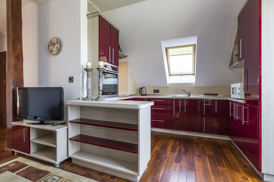 Apartment (33 Salina) | Private kitchen | Fridge, oven, stovetop, cookware/dishes/utensils