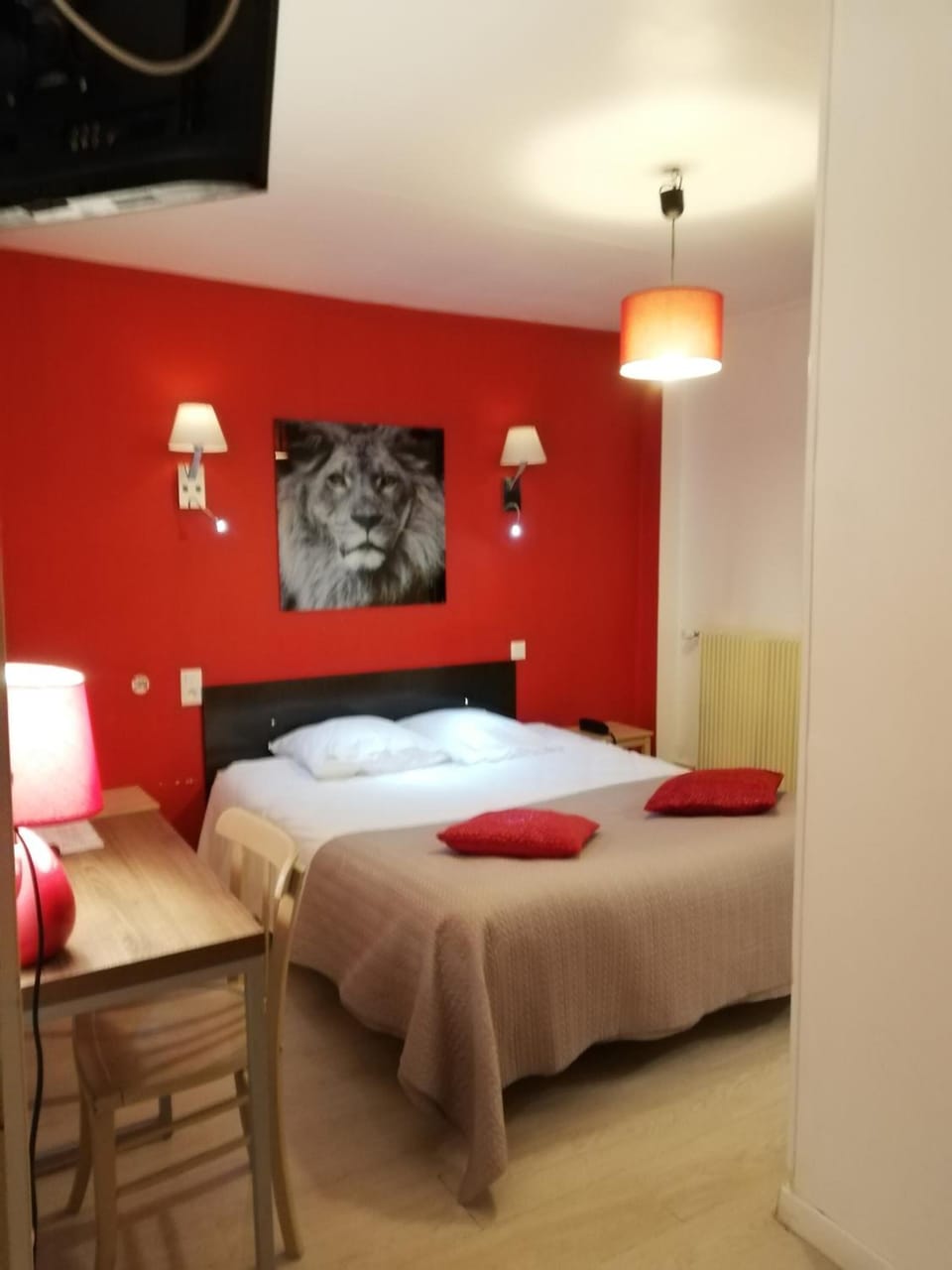Premium bedding, desk, blackout drapes, soundproofing