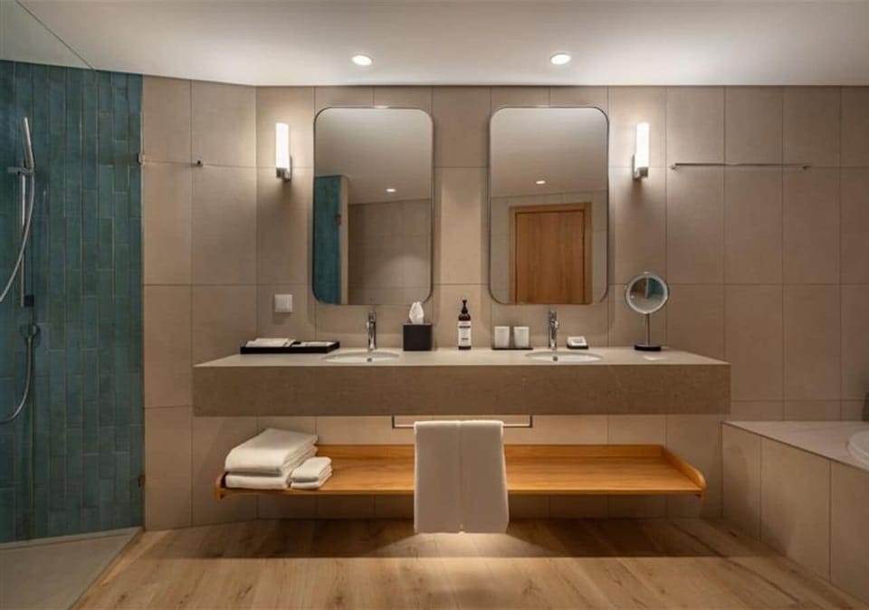 Suite (Regency) | Bathroom | Combined shower/tub, free toiletries, hair dryer, bidet