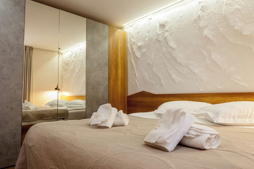 Luxury Cottage | Premium bedding, in-room safe, iron/ironing board, free WiFi