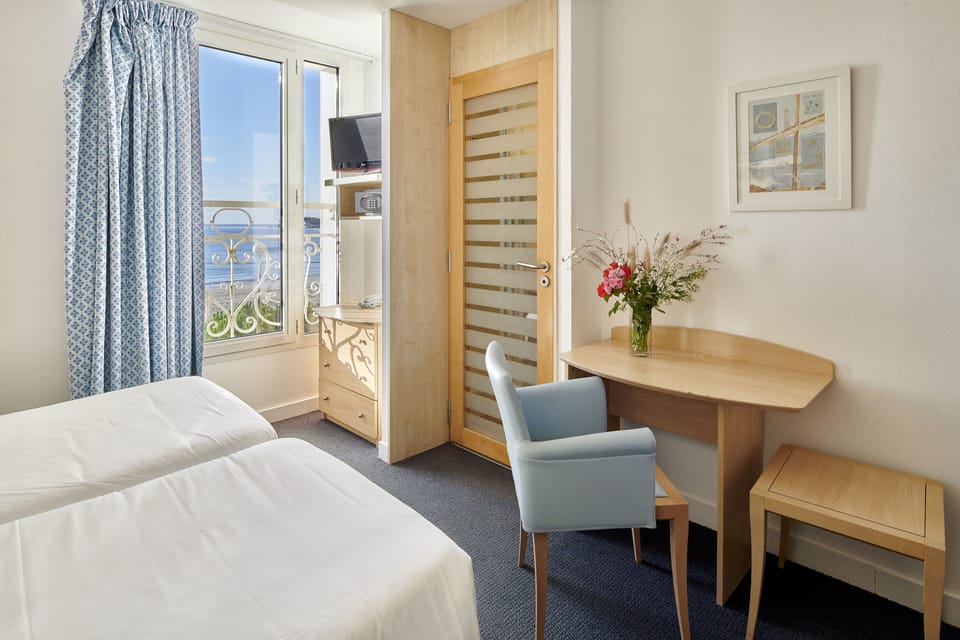 Sea Side Comfort Room for 2 | In-room safe, soundproofing, iron/ironing board, free WiFi