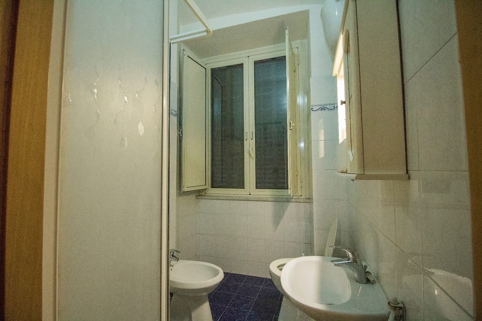Double Room, Ensuite | Bathroom | Shower, hair dryer, bidet, towels