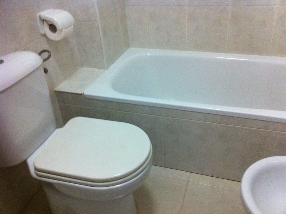 Double Room | Bathroom | Free toiletries, towels