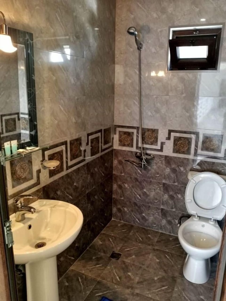 Standard Twin Room | Bathroom | Shower, free toiletries, towels