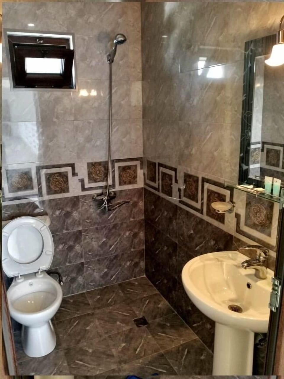 Deluxe Double Room | Bathroom | Shower, free toiletries, towels