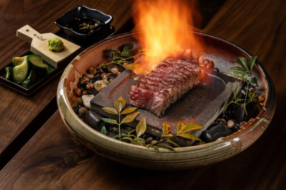 11 restaurants; lunch and dinner served
