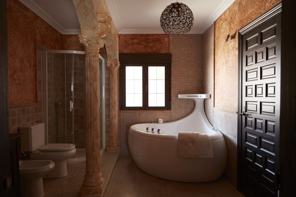 Suite, Jetted Tub (Suite Jetted Tub Manuela) | Bathroom | Shower, free toiletries, hair dryer, towels
