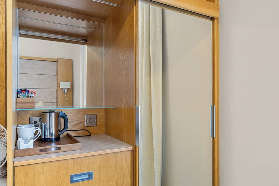 Superior King or Twin Room | Wardrobe