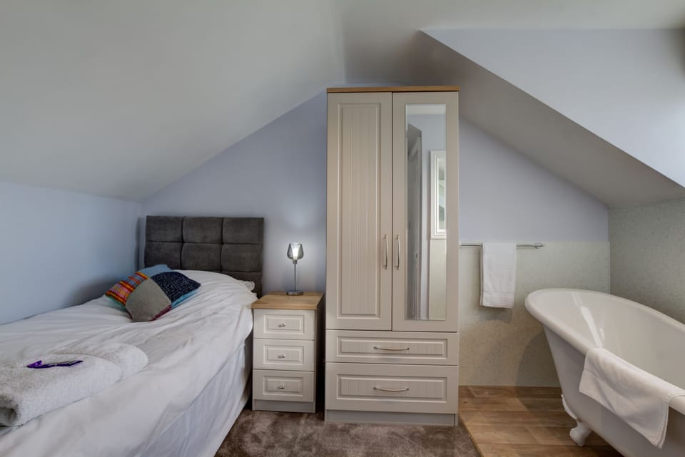 Single Room, 1 Twin Bed | Bathroom | Shower, free toiletries, hair dryer, towels