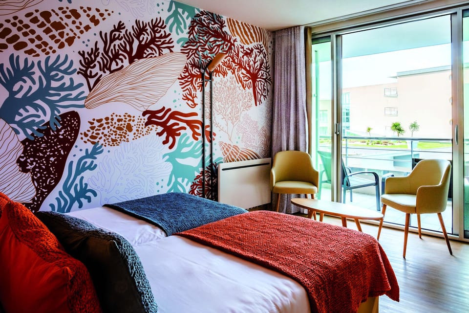 In-room safe, desk, soundproofing, free WiFi