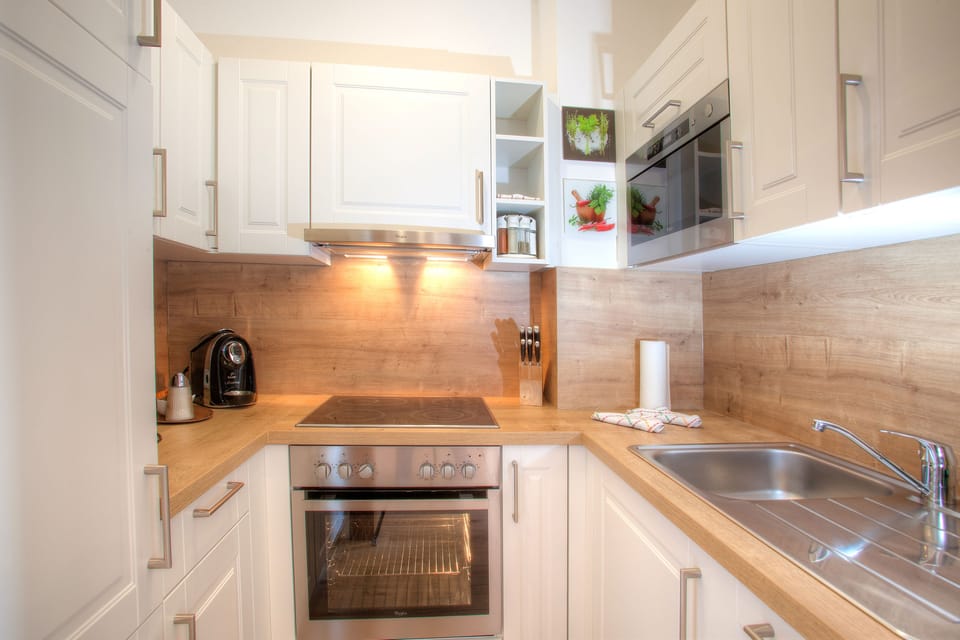 Apartment, 1 Bedroom, Lake View | Private kitchen | Full-size fridge, microwave, oven, stovetop