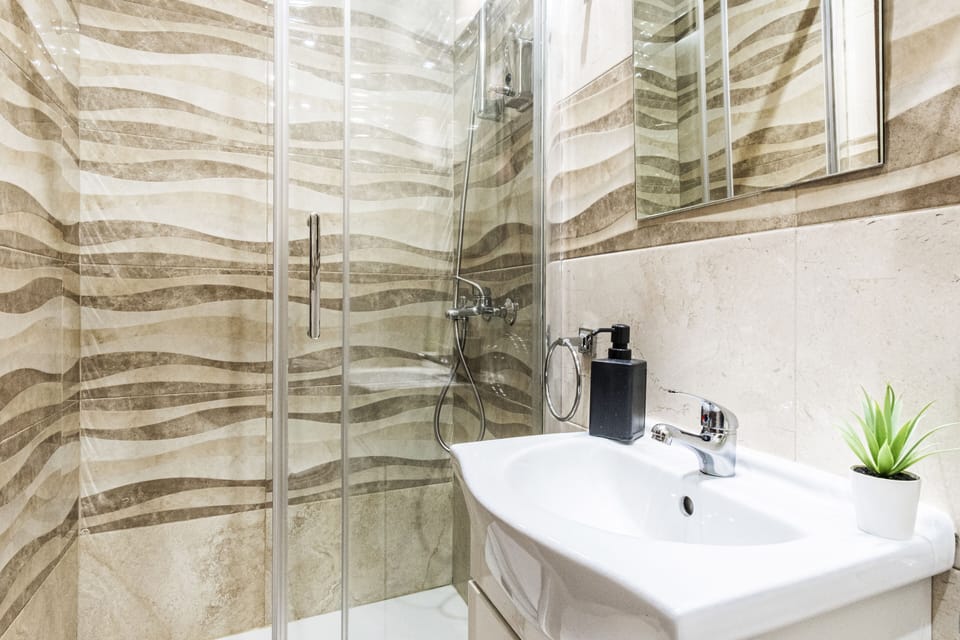 Deluxe Room, 2 Twin Beds, Private Bathroom, City View | Bathroom | Shower, free toiletries, hair dryer, towels
