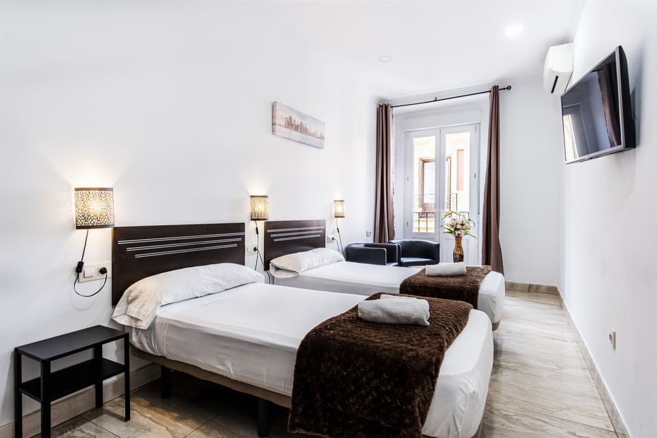 Deluxe Room, Private Bathroom | Blackout drapes, soundproofing, free cribs/infant beds, free WiFi