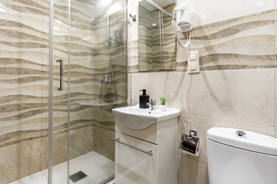 Deluxe Triple Room, 3 Twin Beds, Private Bathroom | Bathroom | Shower, free toiletries, hair dryer, towels