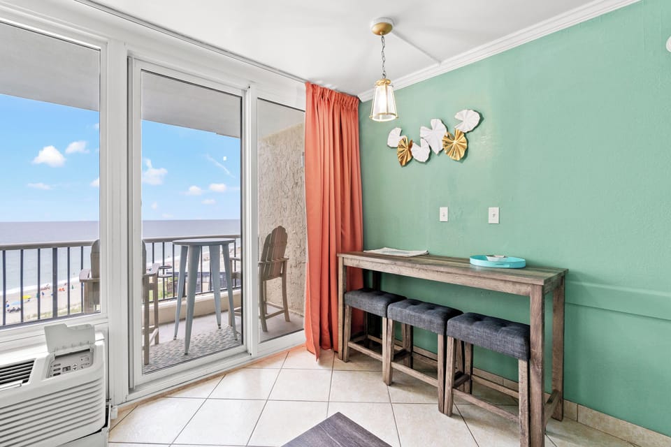 Condo, 1 Bedroom, Oceanfront, Pool Access (705) | In-room dining