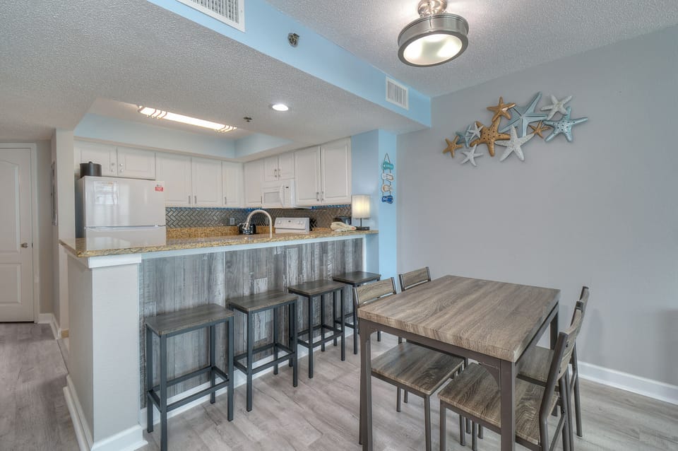 Deluxe Condo, 1 Bedroom, Balcony, Oceanfront (1432) | In-room dining