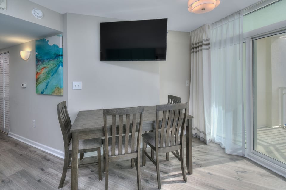 Deluxe Condo, 1 Bedroom, Balcony, Ocean View (1136) | In-room dining