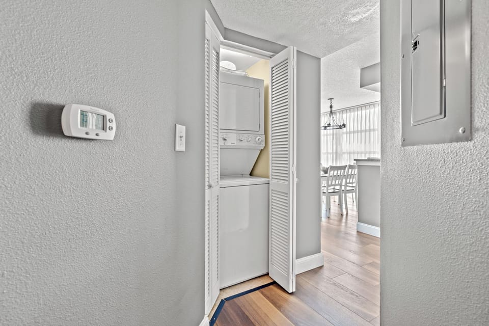 Deluxe Condo, 2 Bedrooms, Balcony, Oceanfront (633) | Laundry