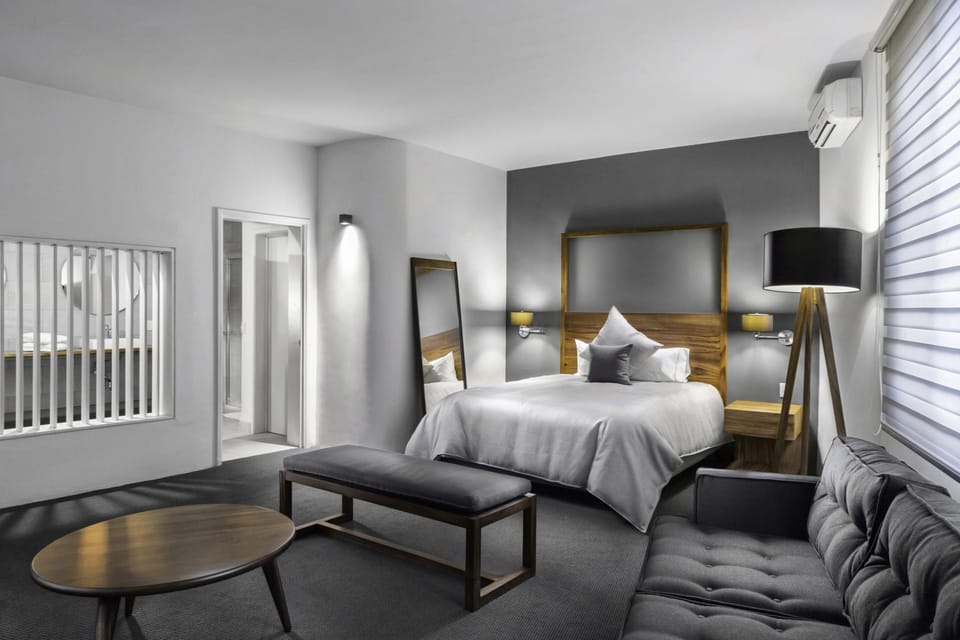 Suite | In-room safe, individually decorated, individually furnished, desk