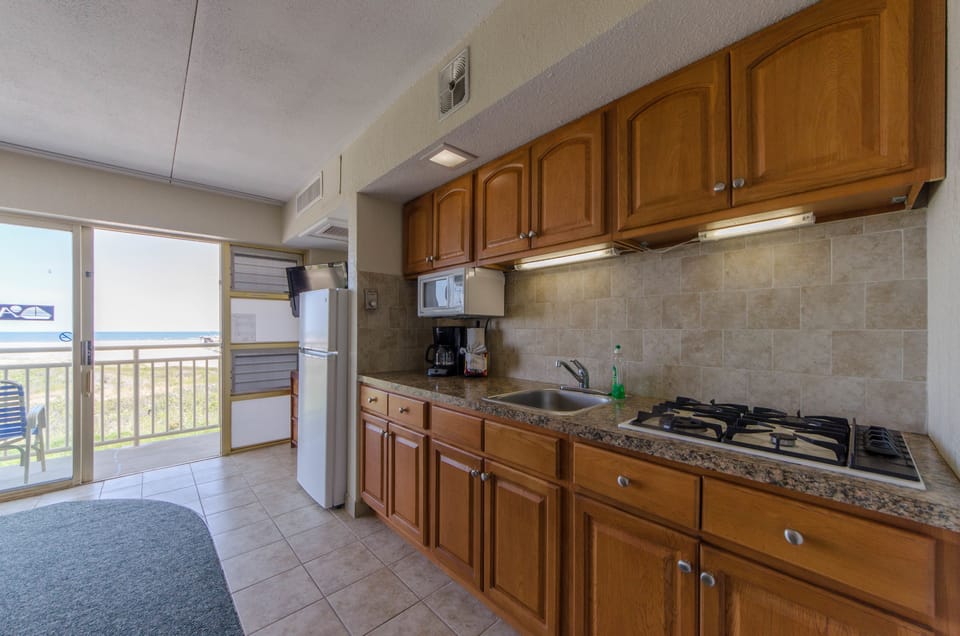 Ocean front suite with kitchen (H) | Iron/ironing board, rollaway beds (surcharge), WiFi (free)
