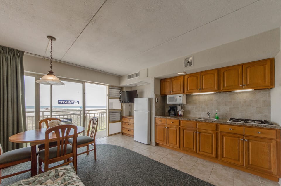 Ocean front suite with kitchen (H) | Iron/ironing board, rollaway beds (surcharge), WiFi (free)