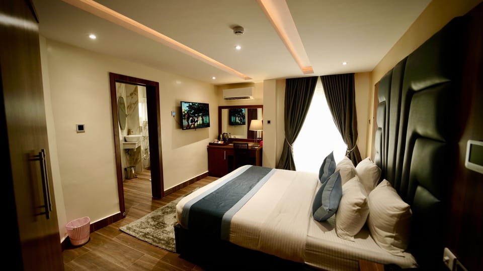 Royal Room | Egyptian cotton sheets, premium bedding, minibar, desk