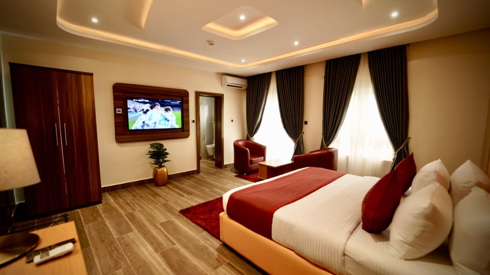 Egyptian cotton sheets, premium bedding, minibar, desk