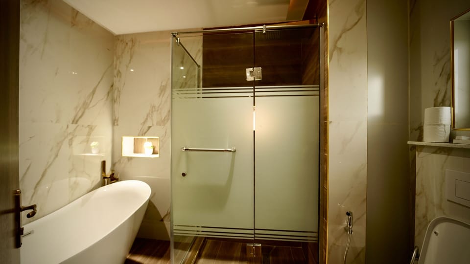 Combined shower/tub, deep soaking tub, rainfall showerhead