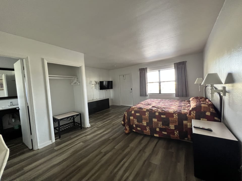Standard Room, 1 King Bed, Non Smoking | Room amenity