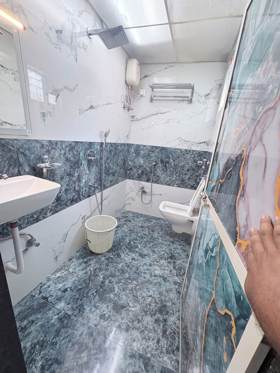 Triple Room | Bathroom | Shower, free toiletries, towels