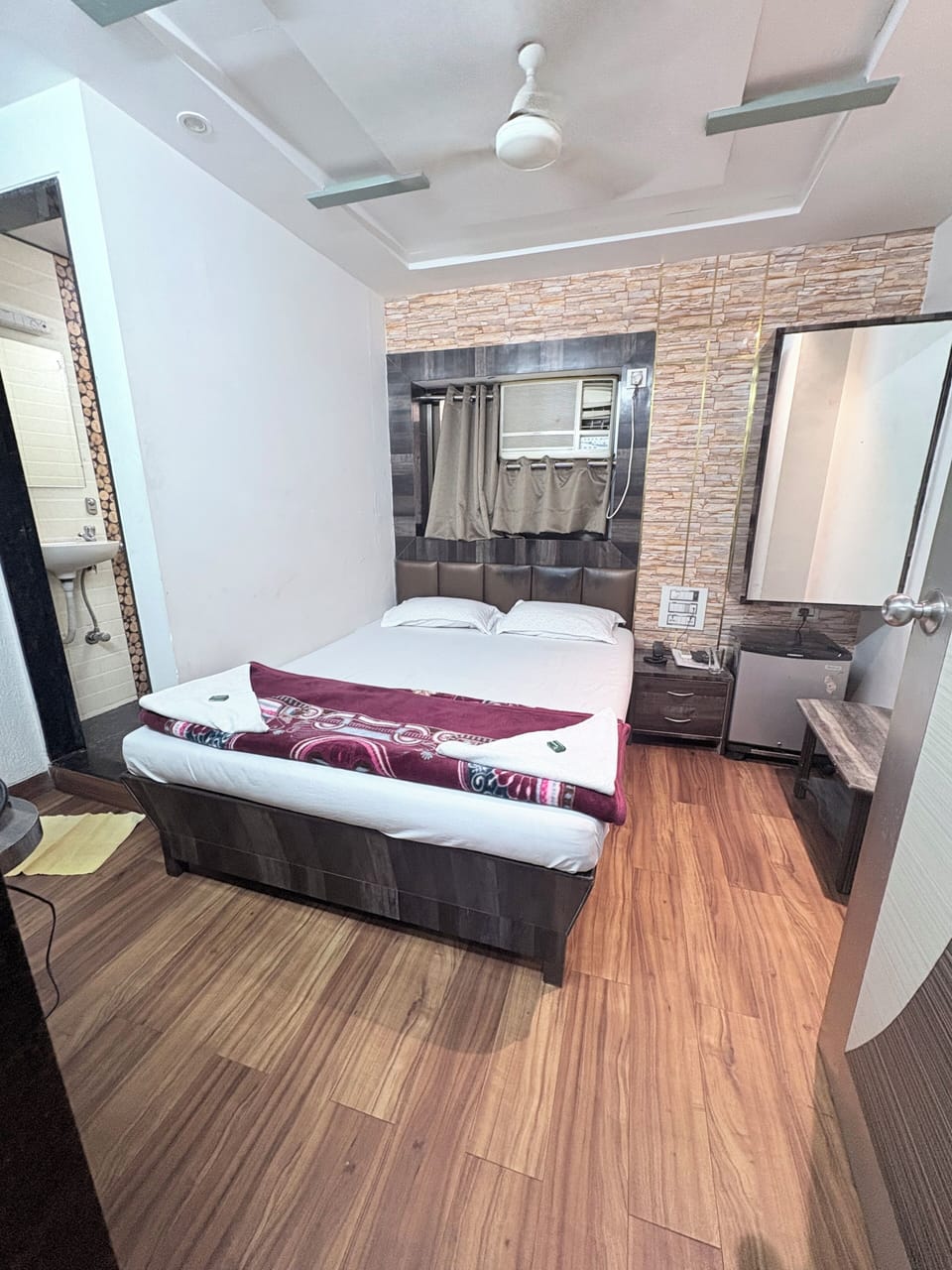 Single Room | Iron/ironing board (on request), WiFi (free), bed sheets