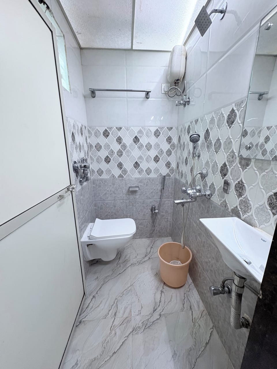 Single Room | Bathroom | Shower, free toiletries, towels