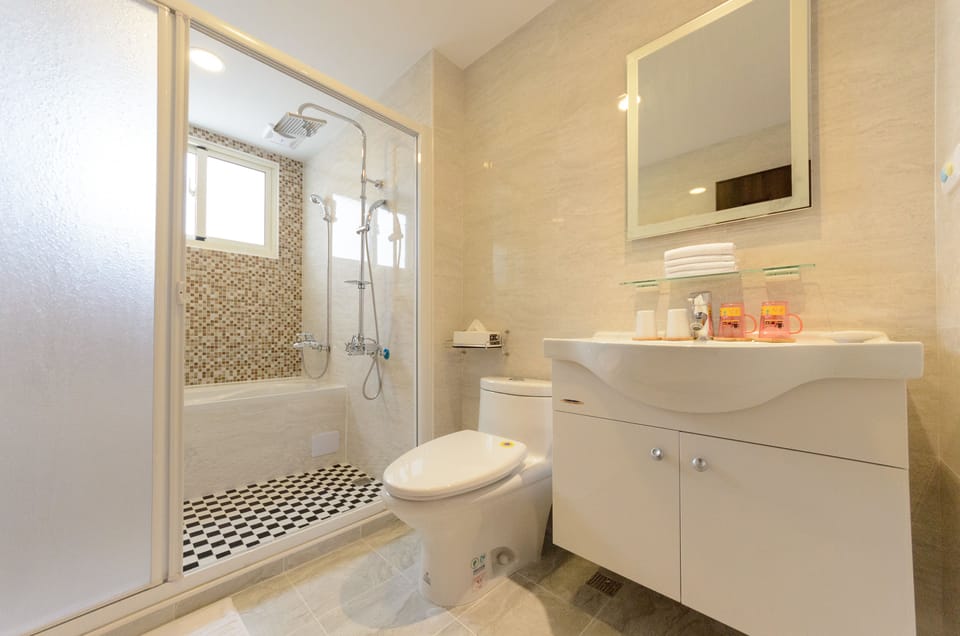 Family Room (303) | Bathroom | Free toiletries, hair dryer, slippers, towels