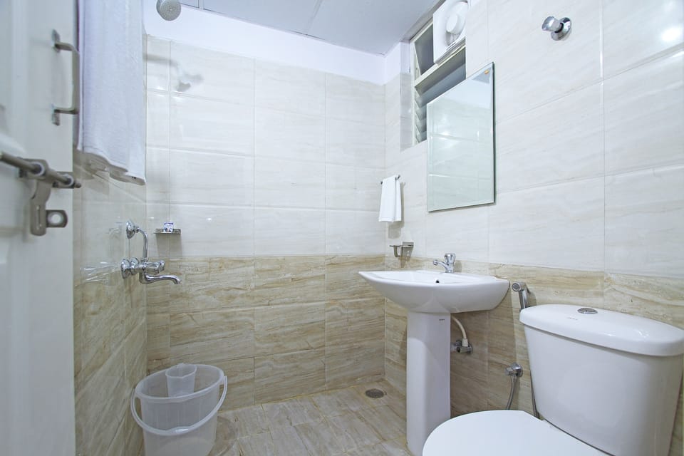 Deluxe Room, Accessible, Hill View | Bathroom | Shower, free toiletries, hair dryer, bathrobes