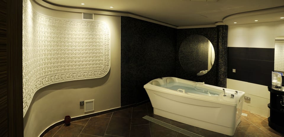 Indoor spa tub