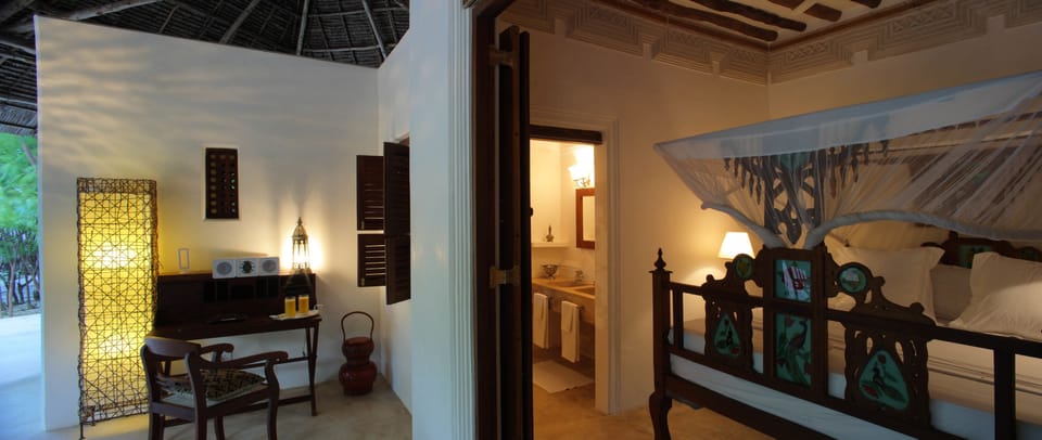 Standard Suite, 1 Bedroom, Ocean View | In-room safe, desk
