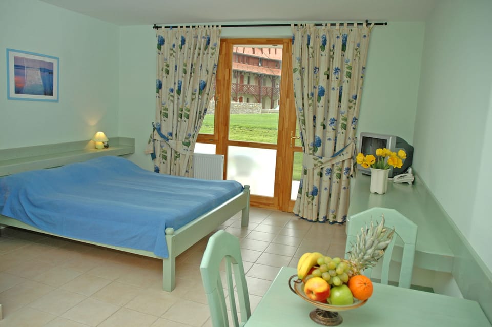 Studio | In-room safe, desk, soundproofing, iron/ironing board