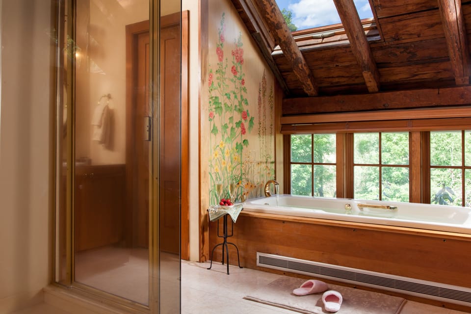 Room (Richardson Room) | Bathroom | Free toiletries, hair dryer, bathrobes, towels