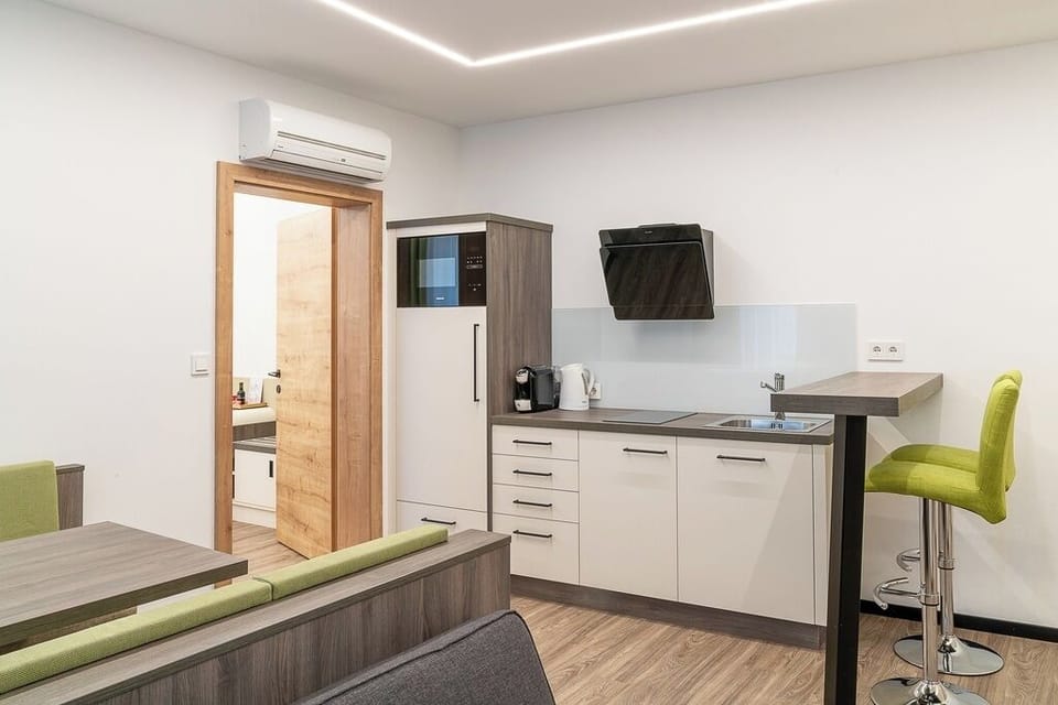 Comfort Apartment | Pillowtop beds, in-room safe, desk, soundproofing