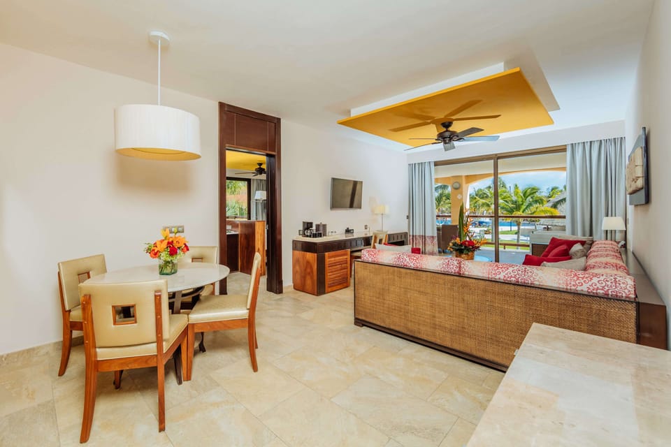 Suite (Ocean Front Premium Level) | Free minibar, in-room safe, desk, blackout drapes