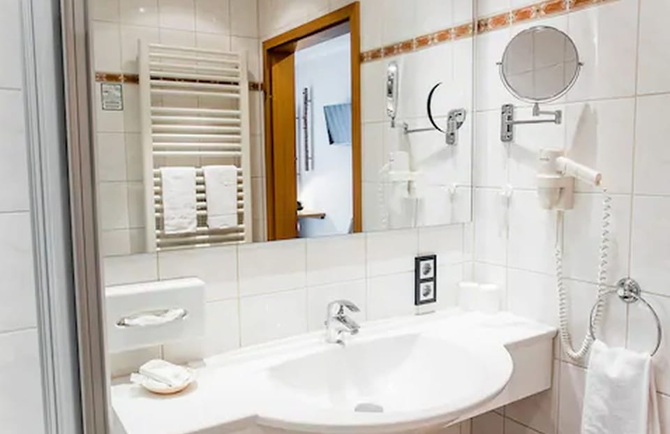 Shower, free toiletries, hair dryer, towels