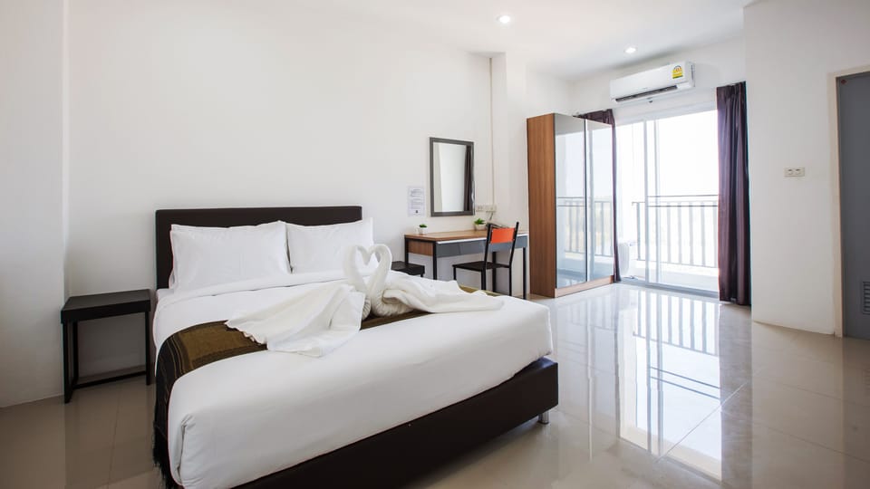Presidential Suite | Desk, free WiFi, bed sheets
