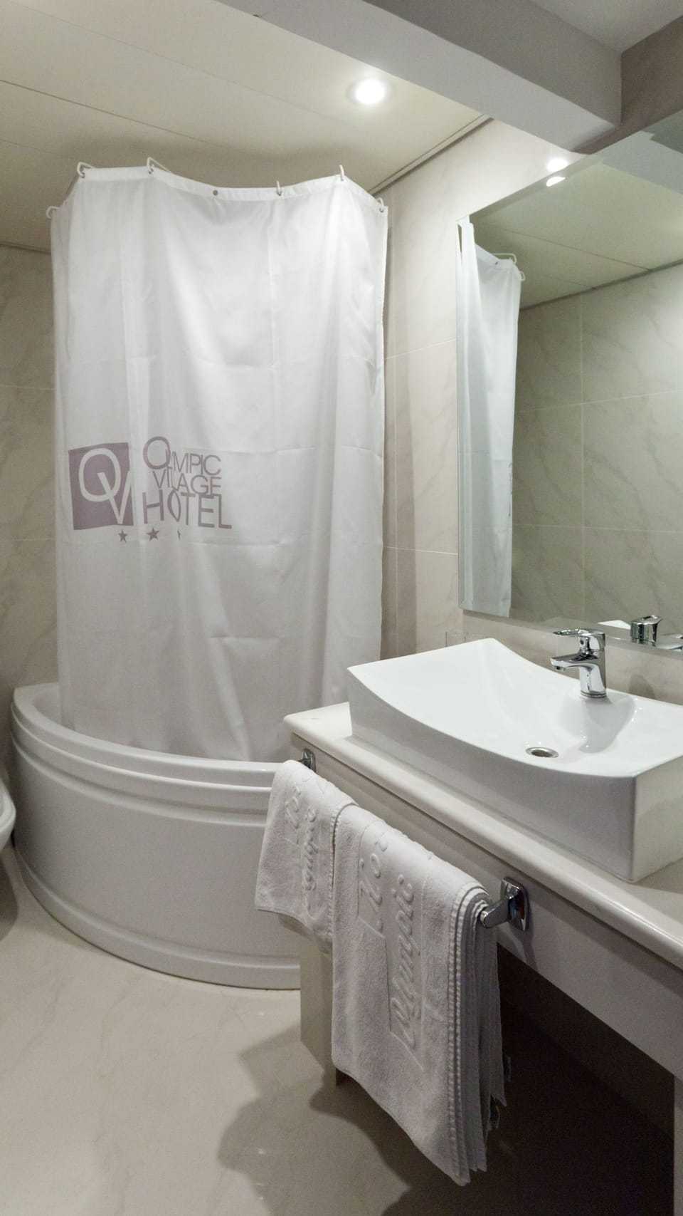Family Room | Bathroom | Free toiletries, hair dryer, towels, soap