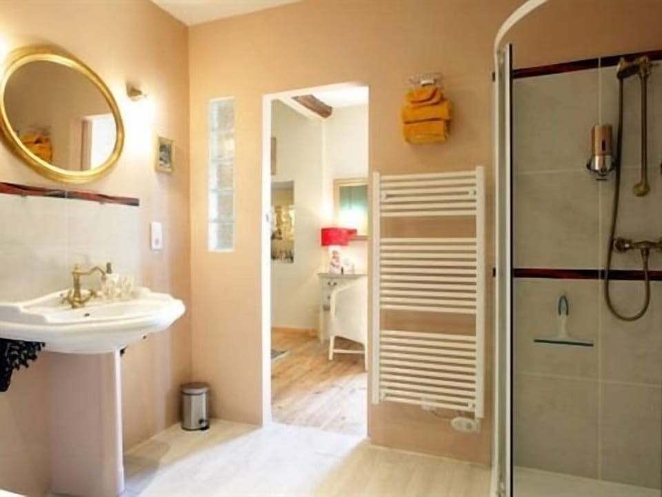 Superior Double Room, Ensuite | Bathroom | Free toiletries, bathrobes