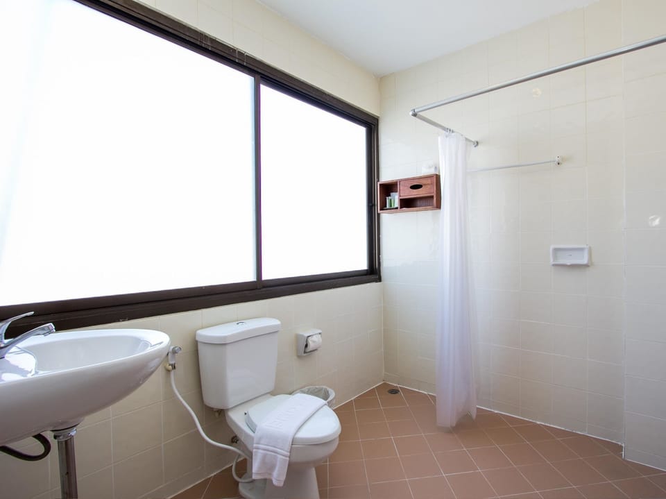 Superior Triple Room | Bathroom | Shower, free toiletries, hair dryer, towels