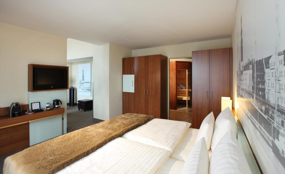 Hypo-allergenic bedding, in-room safe, laptop workspace, blackout drapes