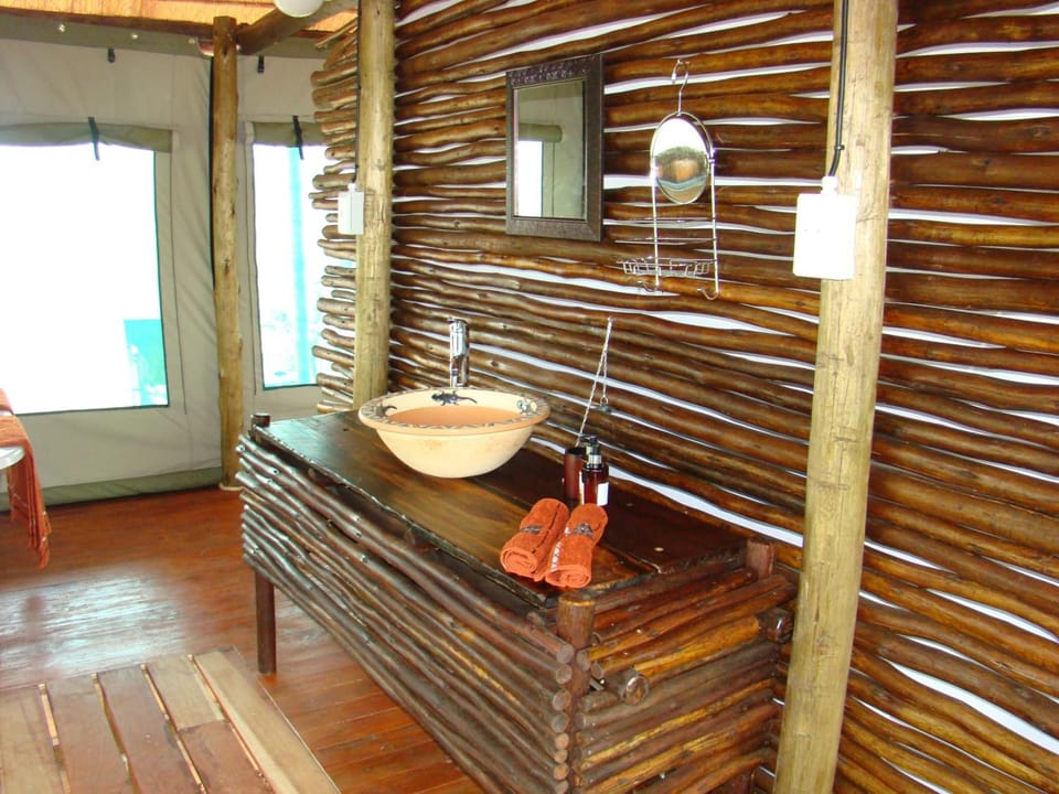 Luxury Tent, 1 Bedroom | Bathroom | Free toiletries, towels