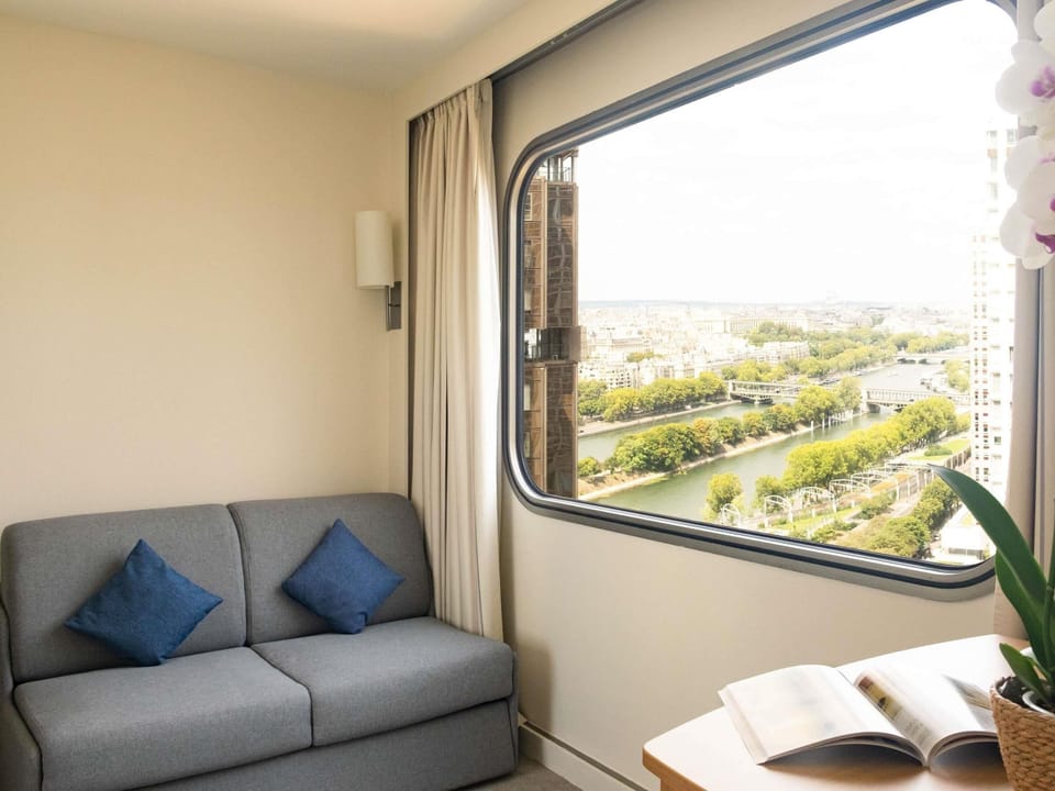 Executive Room, 1 Queen Bed with Sofa bed | Premium bedding, pillowtop beds, minibar, in-room safe